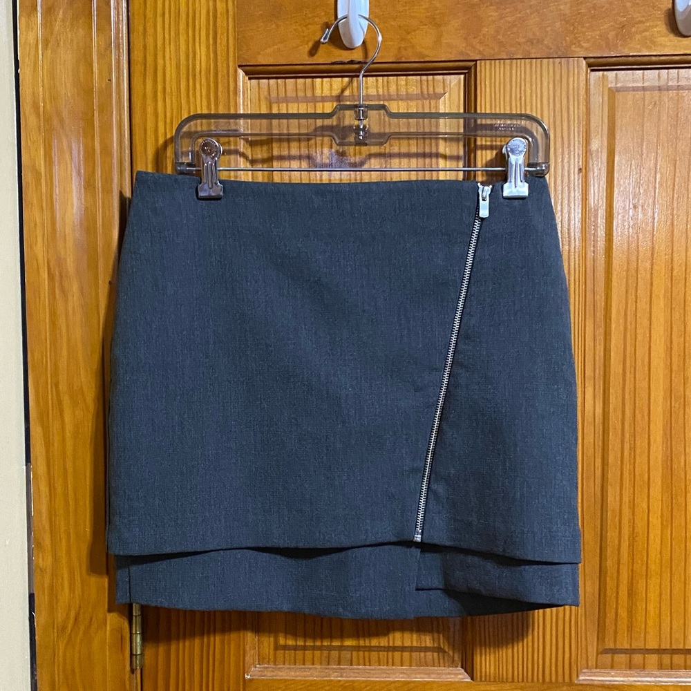 Exposed zip front asymmetric mini skirt